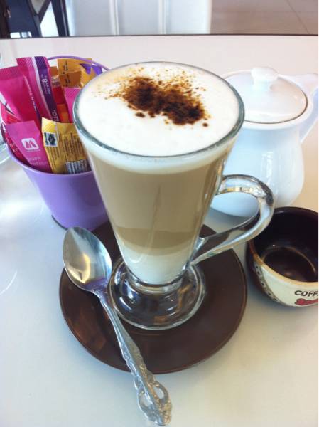 ลาเต้ร้อน ที่ ร้านอาหาร บ้านสวนกาแฟ