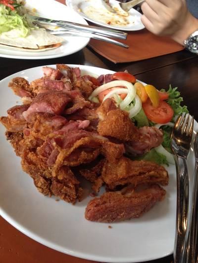 ขาหมูเยอรมัน ที่ ร้านอาหาร Crystal Café