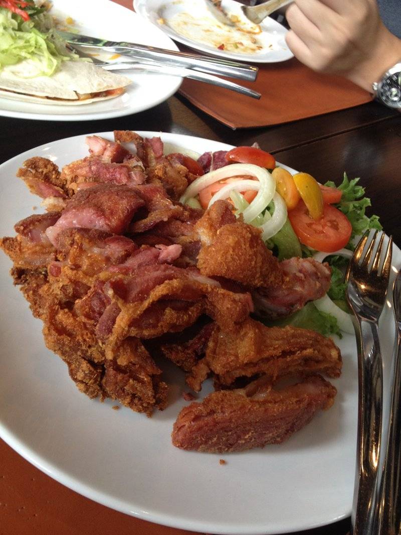 ขาหมูเยอรมัน ที่ ร้านอาหาร Crystal Café