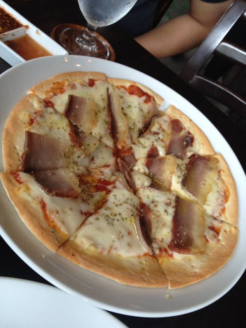 พิซซ่าแฮม ที่ ร้านอาหาร Crystal Café