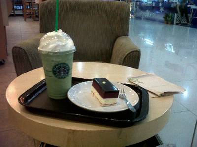 my fav menu; Green tea frappe w/ Blueberry cheese cake ที่ ร้านอาหาร Starbucks Major ปิ่นเกล้า