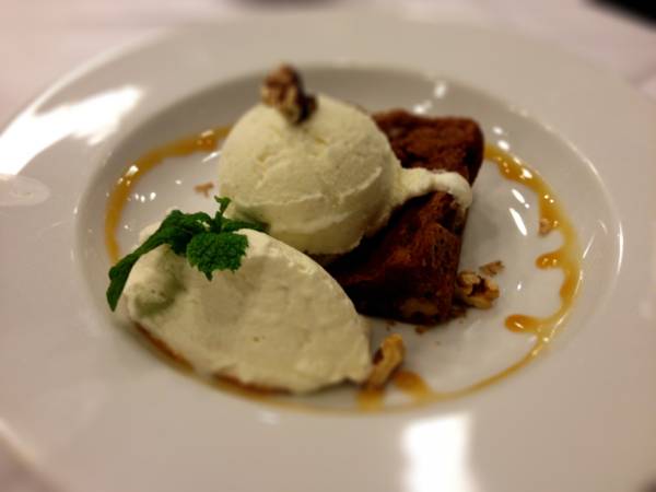 walnut blondie เป็น brownie ถั่ว ทานกับไอศครีมวนิลากับครีมสด เข้ากั๊นเข้ากัน ที่ ร้านอาหาร Greyhound Café Central ชิดลม