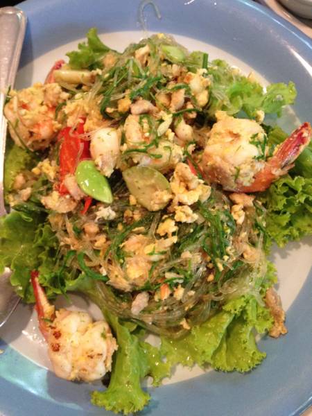 ผัดสามเหม็น (สะตอ กระเทียมโทน ชะอม) หร่อยจิง  ที่ ร้านอาหาร บ้านพึงชม