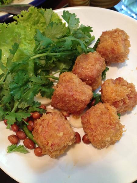 แหนมทอด.  ไม่ต้องไปเหนือเลยล่ะ ที่ ร้านอาหาร บ้านพึงชม