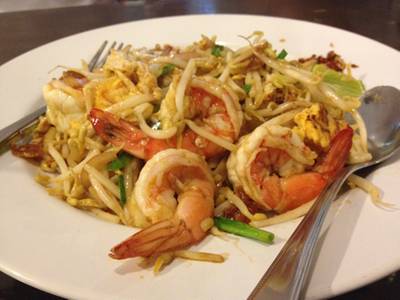 ผัดไทยกุ้งสด ที่ ร้านอาหาร มะเฟือง ผัดไทยกุ้งสด ที่ ร้านอาหาร มะเฟือง