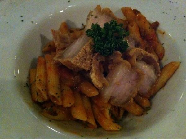 เพนเน่หมูกรอบ 7/10  ที่ ร้านอาหาร Checkmate Bar & Bistro