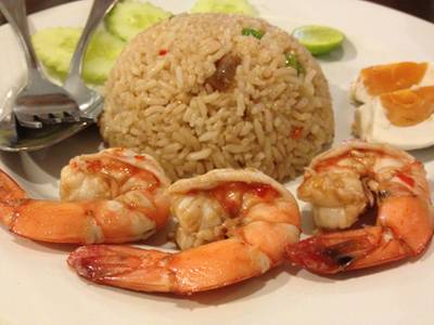 ข้าวผัดน้ำพริก ที่ ร้านอาหาร มะเฟือง