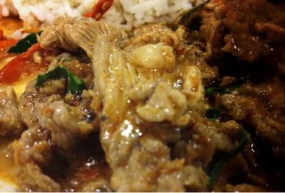 เนื้อสันผัดพะแนงราดข้าว ที่ ร้านอาหาร ใบตอง