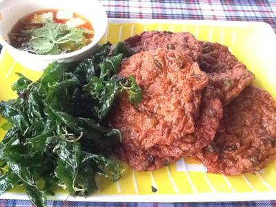 ทอดมันปลากราย ที่ ร้านอาหาร ครัวบ้านริมน้ำ วัดกู้