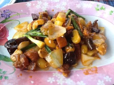 ไก่ผัดเมล็ดมะม่วงหิมะพาน ที่ ร้านอาหาร ครัวบ้านริมน้ำ วัดกู้