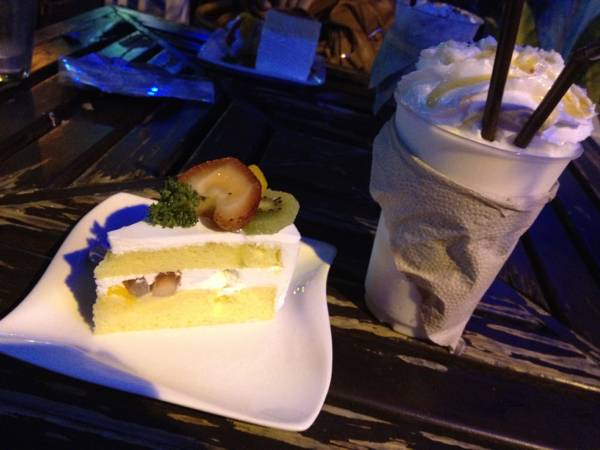เค้กผลไม้ +  นมสดปั่น ที่ ร้านอาหาร Sweet Mania