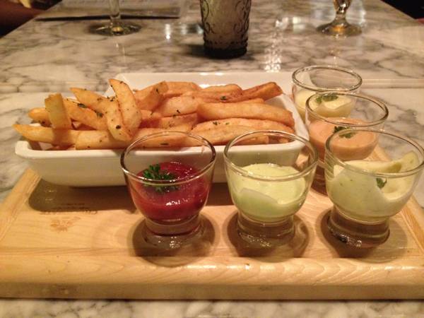 เบสิคกับแก้ม ที่ ร้านอาหาร Checkmate Bar & Bistro