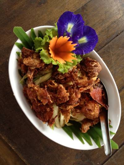 ปูนิ่มทอดยำมะม่วง. Yummy!!! ที่ ร้านอาหาร เพียงไพร