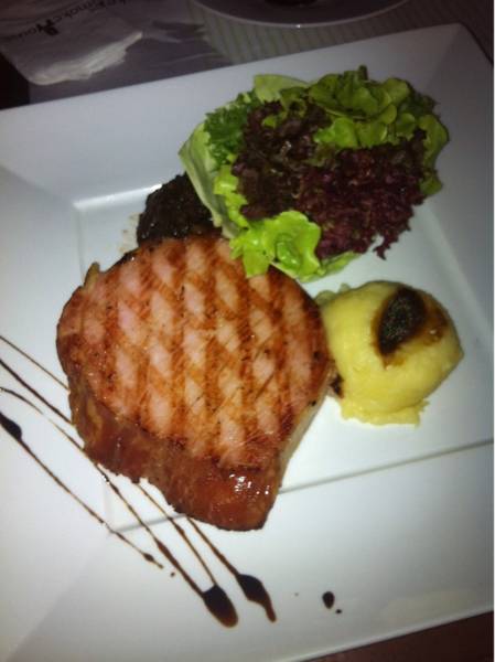 สเต็กแฮมสันนอก ที่ ร้านอาหาร The Smoke House