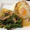 ข้าวกะเพราหมูชิ้นไข่ดาว ที่ ร้านอาหาร มาดามครก