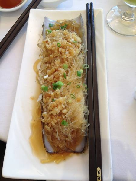 หอยไม้ไผ่นึ่งกระเทียม
 ที่ ร้านอาหาร Ah Yat Abalone Forum Restaurant