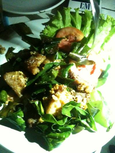  เอ็นหมูทอดใบกระเพรา ที่ ร้านอาหาร พระนคร บาร์ แอนด์ แกลเลอรี่