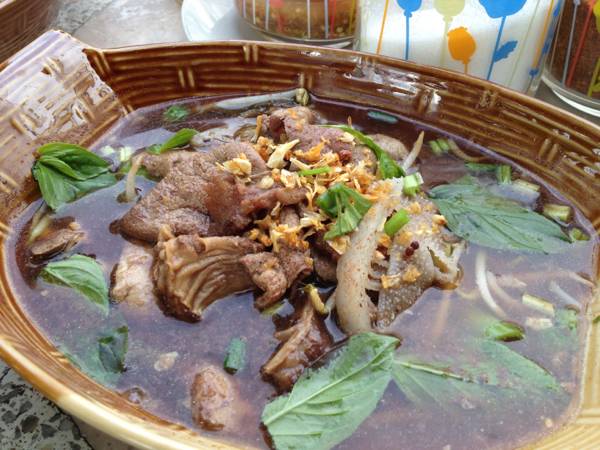 เกาเหลาล้นๆ ที่ ร้านอาหาร ก๋วยเตี๋ยวน้ำตกน้าตุ๋ย