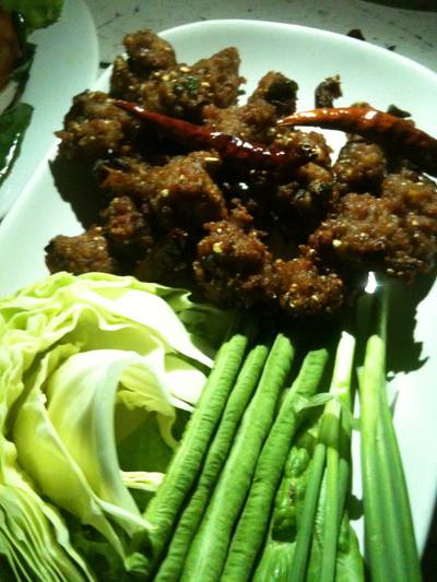 ลาบก้อนทอด  ที่ ร้านอาหาร พระนคร บาร์ แอนด์ แกลเลอรี่