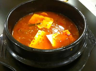 ซุปกิมจิร้อนๆ ทานคู่กับข้าวยำได้ดีทีเดียว ที่ ร้านอาหาร Salang Korean BBQ Buffet  สุขุมวิท 93