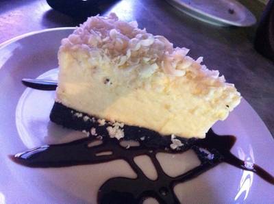 white chocolate cheszz cake อร่อยมาก เข้มข้น ไม่แพงด้วย ที่ ร้านอาหาร BitterSweet's Bar & Bristro