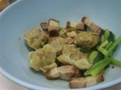 เกี๊ยวแห้ง หมูกรอบ ที่ ร้านอาหาร ประจักษ์เป็ดย่าง บางรัก