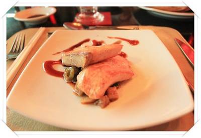 love salmon. ที่ ร้านอาหาร The Square Novotel Bangkok Siam Square