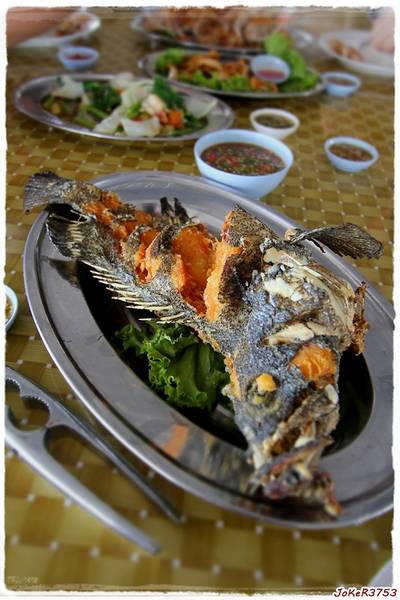 ปลาเก๋าทอดราดพริก น้ำราดแยกมาให้นะครับ แต่ตอนผมทานชอบทานกับน้ำจิ้มซีฟู้ดมากกว่า ที่ ร้านอาหาร แสงไทย ซีฟู้ด