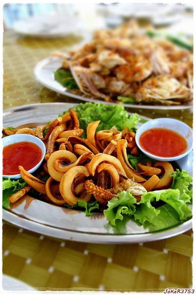หมึกแดดเดียวครับ ทานร้อนๆ กับข้าวสวย อร่อยมากกกก ที่ ร้านอาหาร แสงไทย ซีฟู้ด