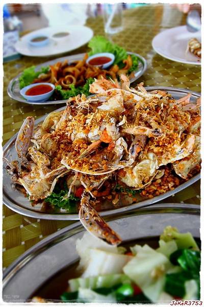 กั้งแก้วทอดกระเทียมครับ จานนี้กั้งโลเดียวมี 3 ตัวแต่หั่นหลายชิ้้นเลยพูนจานเลย ที่ ร้านอาหาร แสงไทย ซีฟู้ด