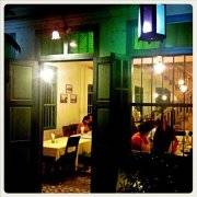 บรรยากาศร้านดูดี เป็นบ้านเก่าทาสีเขียว ที่ ร้านอาหาร ระย้า