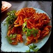 นี่คือโฉมหน้ากุ้งฝอยทอดกรอบที่อร่อยนักหนา เอามาโรยหน้าส้มตำ แซบอีหลีเด้อ ที่ ร้านอาหาร สวนอาหารคุณนิด อุดรธานี