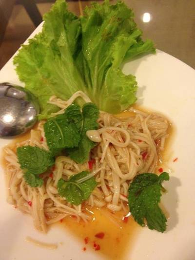 ยำเห็ดเข็มทองค่ะ แซ่บ! ^o< ที่ ร้านอาหาร Water Drop Teahouse & Restaurant