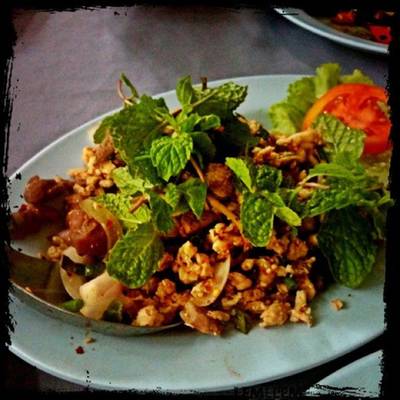 ลาบไก่อร่อยเด็ด ที่ ร้านอาหาร สวนอาหารคุณนิด อุดรธานี