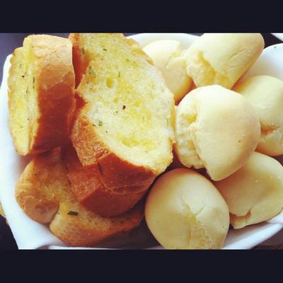 Garlic Bread & Cheese Ball (Pao de Queijo) ที่ ร้านอาหาร N'Grill Brazilian Bistro