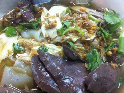 ร้านอาหาร ก๋วยเตี๋ยวไก่เฮียหนวด