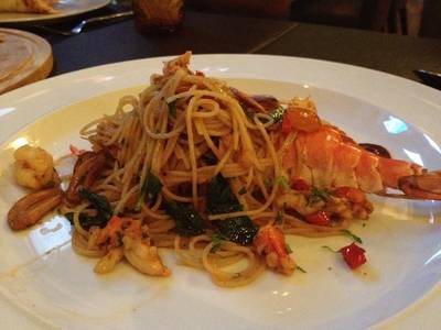 ผัดกระเทียมกุ้งแม่น้ำ ที่ ร้านอาหาร Nangkwak Wine Bar & Italian Bistro