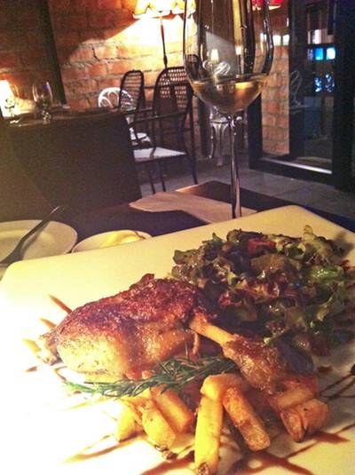 น่องเป็ดตุ๋นทอดกรอบ ที่ ร้านอาหาร GoodFellas Wine & Eatery