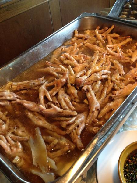 สุปเปอร์ตืนไก่ อาหารจานเด็ด ของโรงแรม Royal Pacific Hotel. พระราม 9 จูเลียนน่าเ ที่ ร้านอาหาร ครัวรสสุคนธ