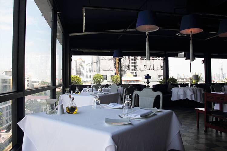 เลือกที่ริมหน้าต่างเลยละกัน จะได้เห็นวิวชัดๆ^^ ที่ ร้านอาหาร Fuzio Stylish Italian Cuisine