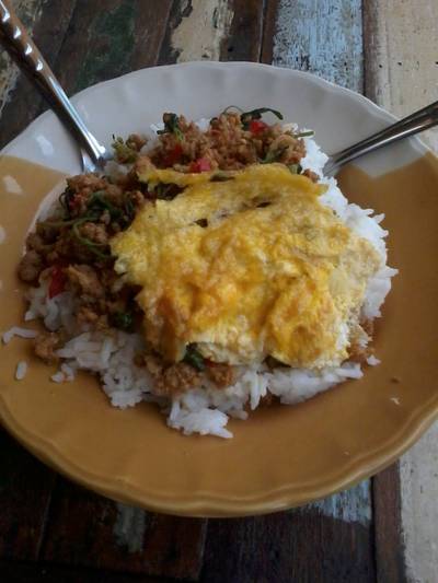 ข้าวไข่เจียวกะเพราะหมูสับ ที่ ร้านอาหาร ร้านข้าวแกงพอใจ