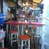 ที่นั่งในร้าน...ด้านขวาคือสำนักงานสรรพากร ที่ ร้านอาหาร ร้านข้าวแกงพอใจ