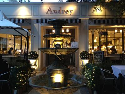 ร้านอาหาร Audrey Cafe & Bistro ทองหล่อ