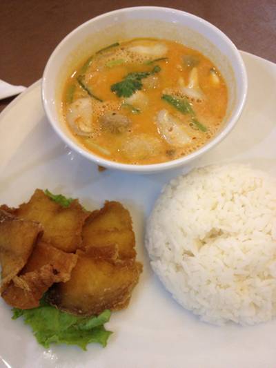 ต้มยํากุ้ง ปลาทอดกรอบ รสชาดพอได้ ที่ ร้านอาหาร Asian cuisine