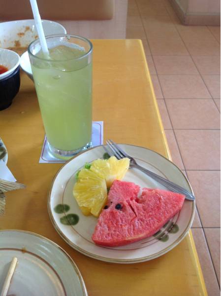 ชาเขียวับ็นรีฟิวกับผลไม้ล้างปาก ที่ ร้านอาหาร Daisho Sushi Homepro เพชรเกษม