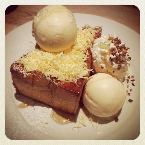 Cheddar Cheese Toast :) ที่ ร้านอาหาร After You Dessert Cafe เซ็นทรัลลาดพร้าว
