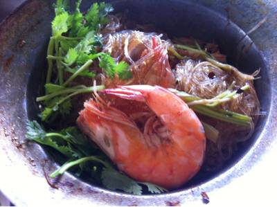 กุ้งอบวุ้นเส้น โดยรวมก็พอใช้ได้ เสียตรงที่วุ้นเส้นแห้ง รสชาติไม่เข้มข้น ที่ ร้านอาหาร ร้านอาหารนกนุ่นซีฟู้ดส์