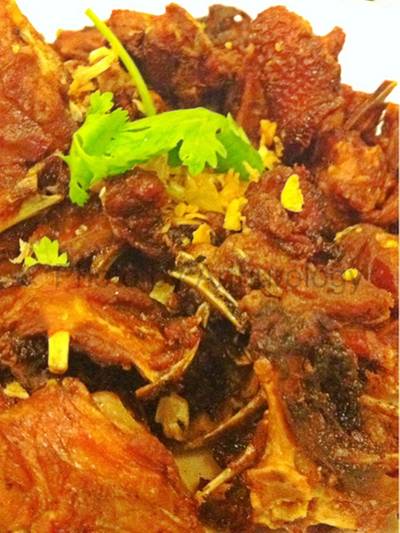 เนื้อเป็ดทอดกระเทียมครับ หอมกระเทียมและรสกลมกล่อมพอใช้ ที่ ร้านอาหาร The China