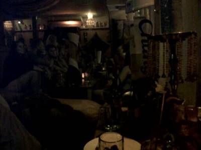 ชั้นล่างนะ ดึกหน่อยนะ ฝรั่งนางกะลังได้ที่นะ นางแด้นกันนะคะนะ ที่ ร้านอาหาร Bombay Blues