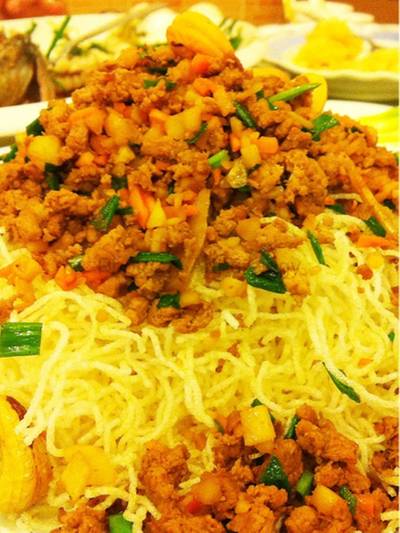 เมี่ยงเป็ดหมี่กรอบจากเมนูเป็ดปักกิ่ง รสชาดไม่ขาดไม่เกินเสิร์ฟพร้อมผักสด ที่ ร้านอาหาร The China